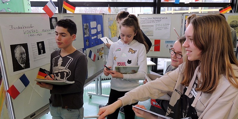 Mit interessierten Blicken konnten sich die Schu00fclerinnen und Schu00fcler an vielen Informationstafeln und anhand von Plakaten informieren. Foto: Roggenku00e4mper